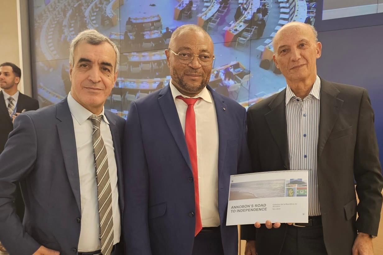 El Primer Ministro de la República de Annobón, Orlando Cartagena Lagar, con representantes de La Cabilia, una región en proceso de independencia ubicada al norte de Argelia, poblada mayoritariamente por bereberes.