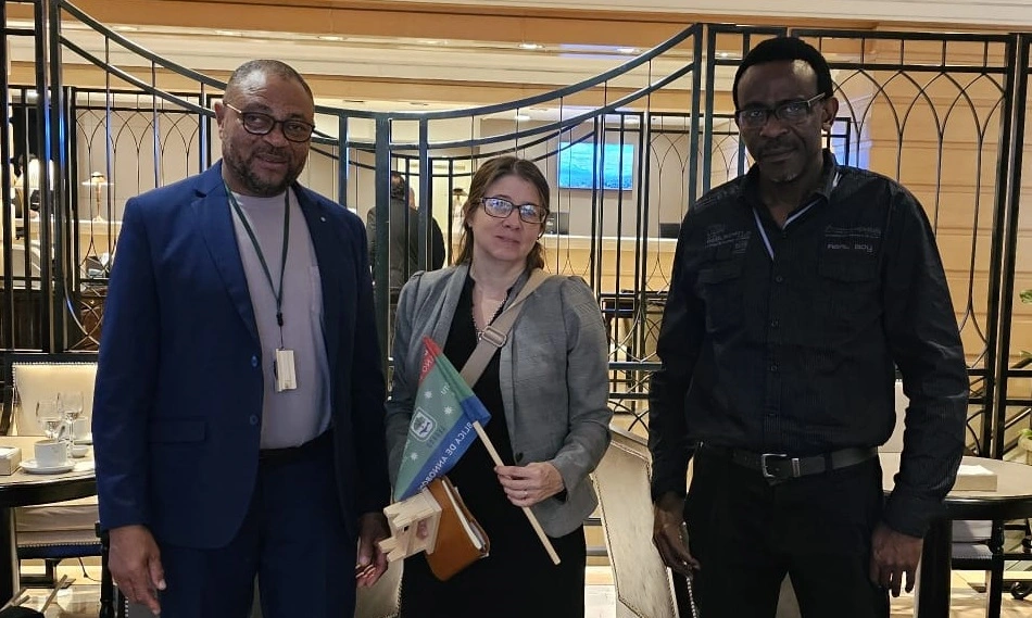 Micaela Hierro, de la Fundación Cultura Democrática, junto a Orlando Cartagena Lagar y Reginaldo Piño Huesca.