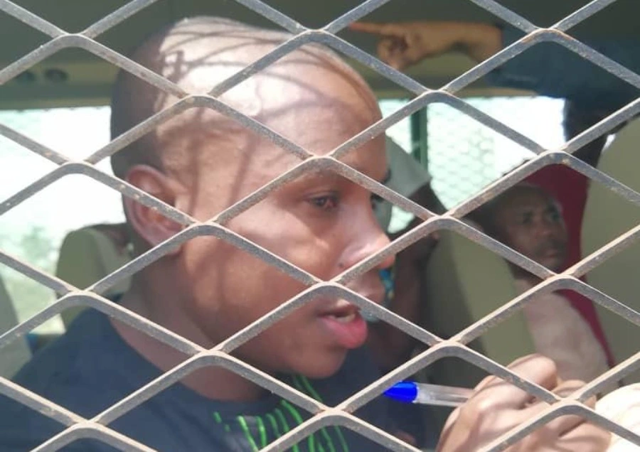 Uno de los 37 annoboneses secuestrados, al momento de ser liberado.