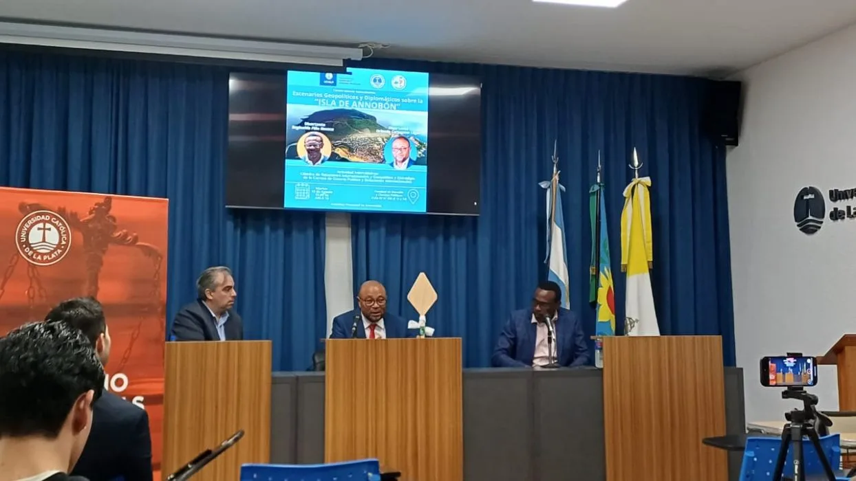 La comitiva annobonesa disertó en la Universidad Católica de La Plata (UCALP).