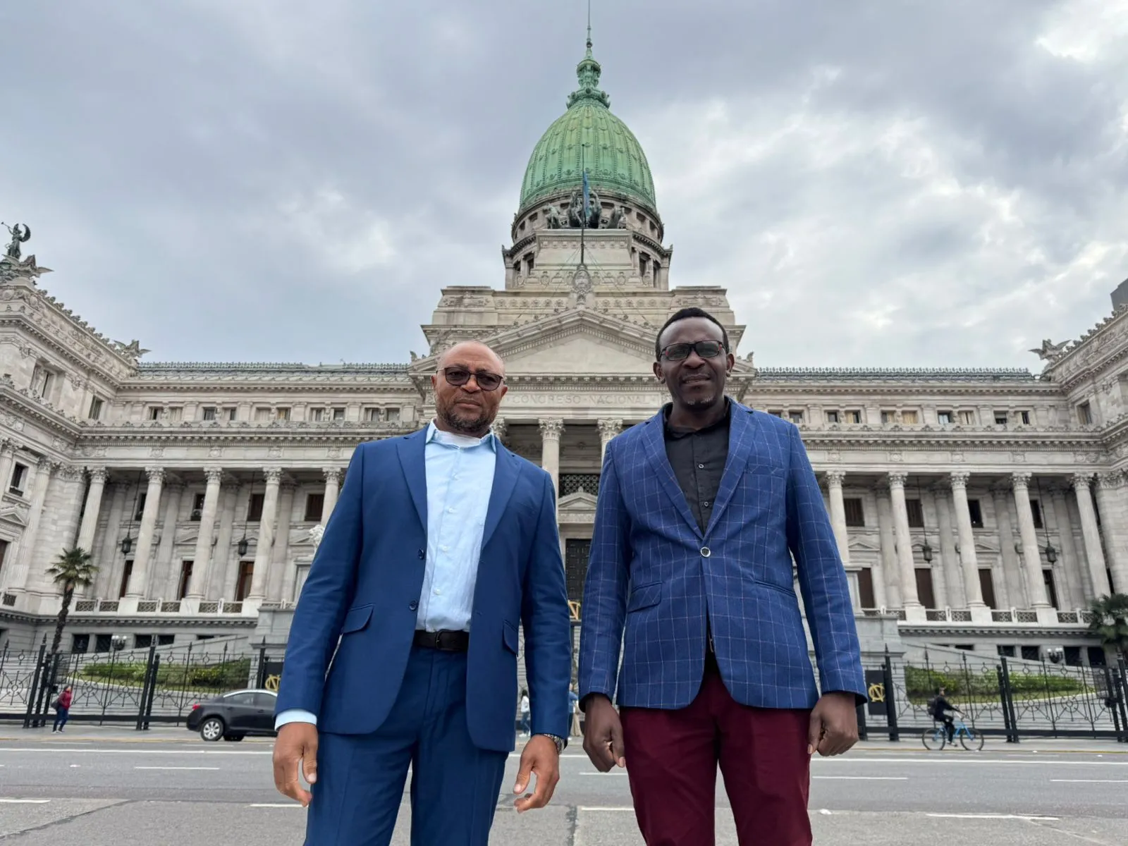 El Primer Ministro, Orlando Cartagena Lagar, y el Ministro de Asuntos Exteriores, Reginaldo Piño Huesca, frente al Congreso de la Nación Argentina.
