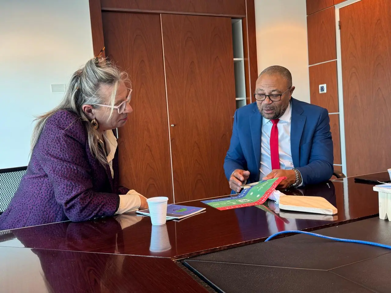 Orlando Cartagena Lagar junto a Collette Spinetti, Secretaria de Derechos Humanos de la Presidencia de la República Oriental del Uruguay.
